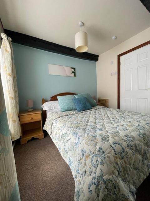 The Crosskeys Inn Usk Bagian luar foto