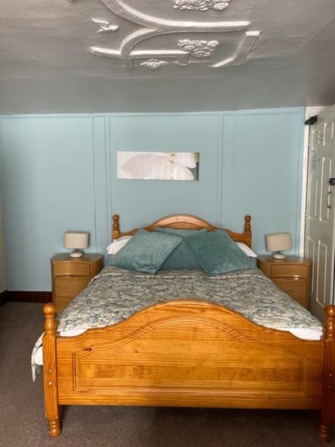 The Crosskeys Inn Usk Bagian luar foto