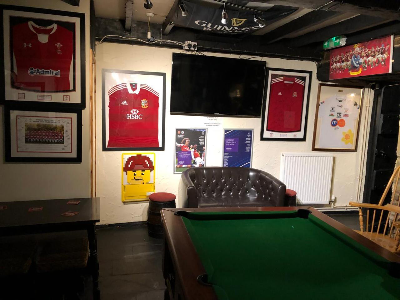 The Crosskeys Inn Usk Bagian luar foto