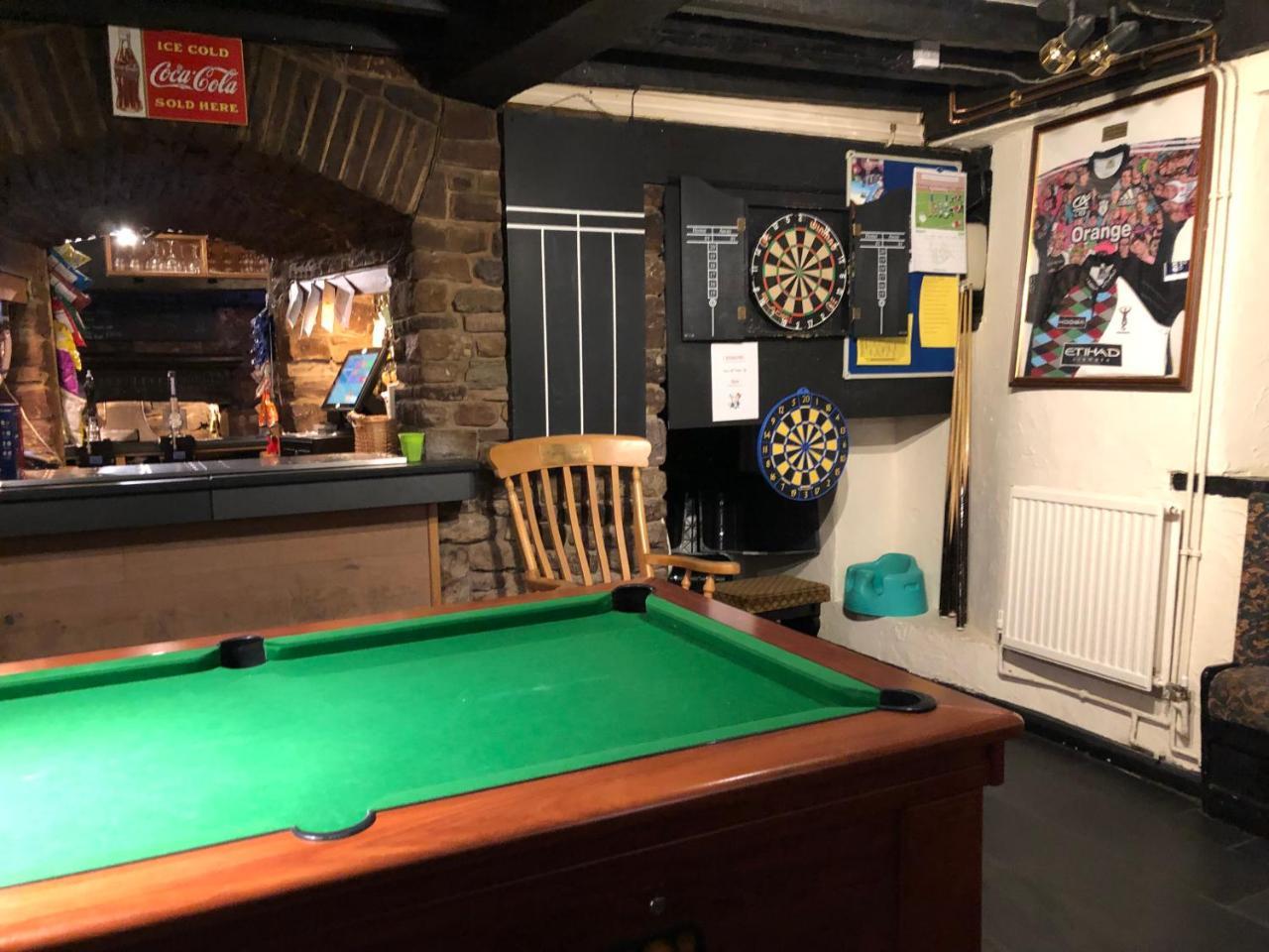 The Crosskeys Inn Usk Bagian luar foto