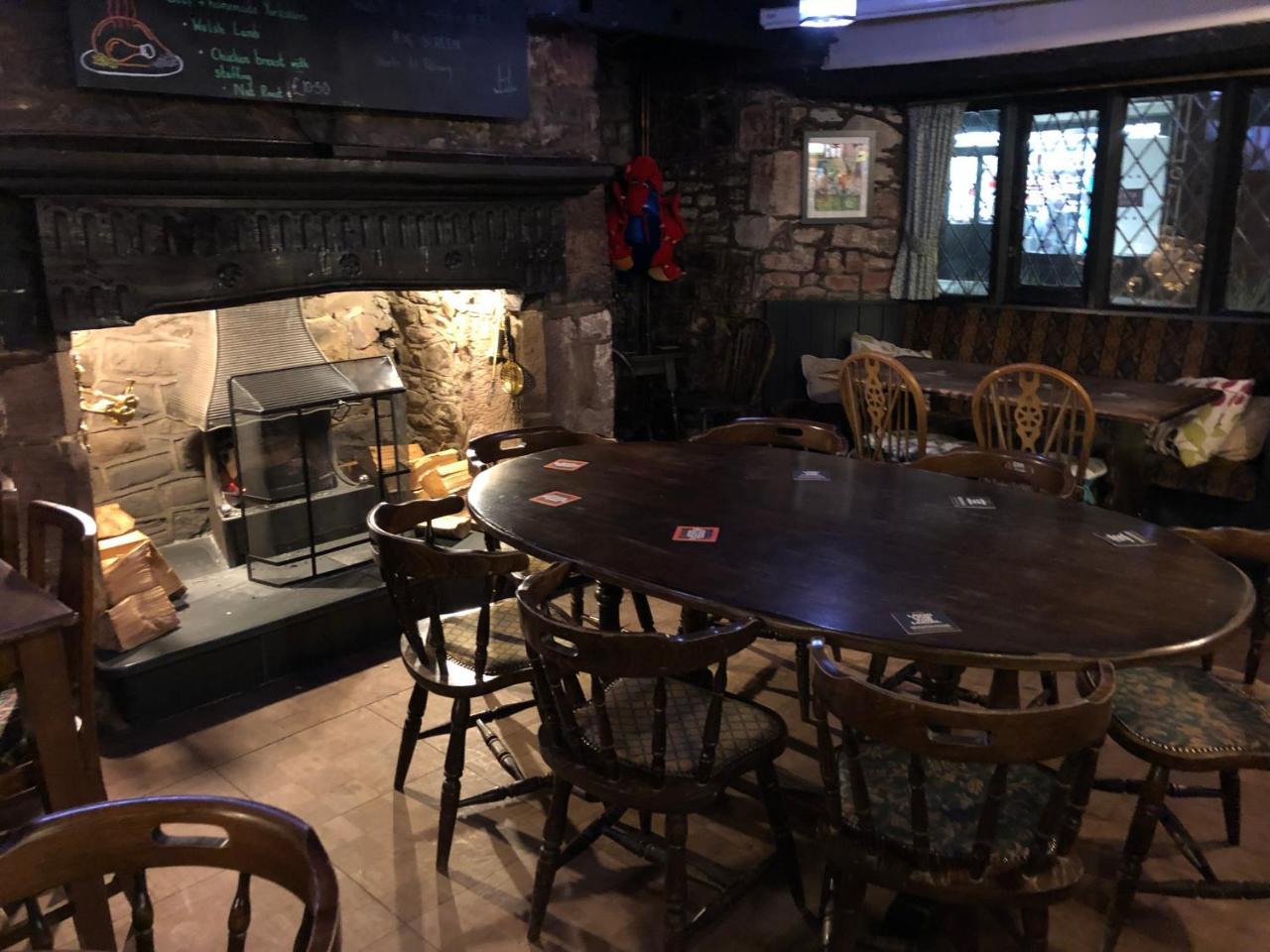 The Crosskeys Inn Usk Bagian luar foto