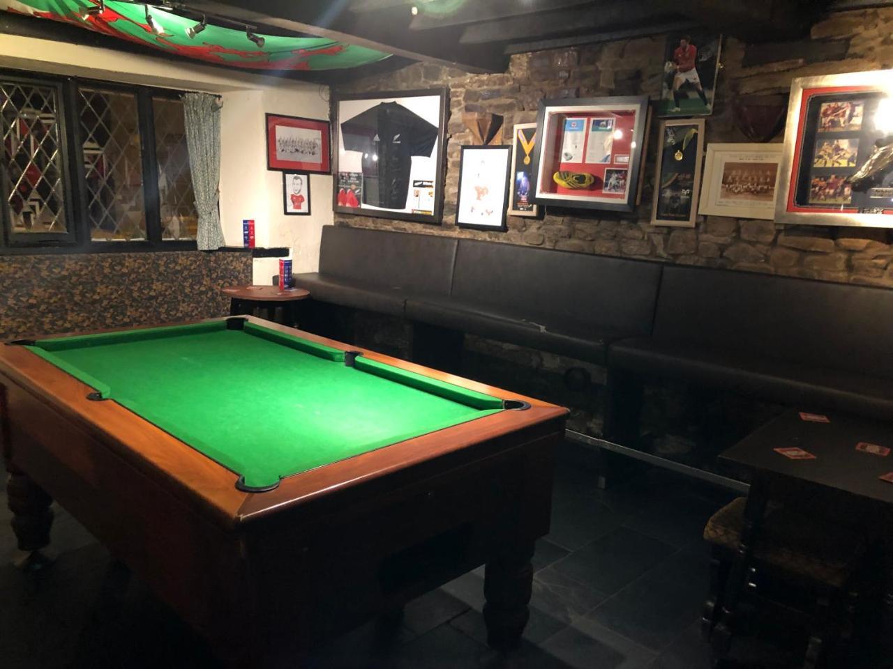 The Crosskeys Inn Usk Bagian luar foto