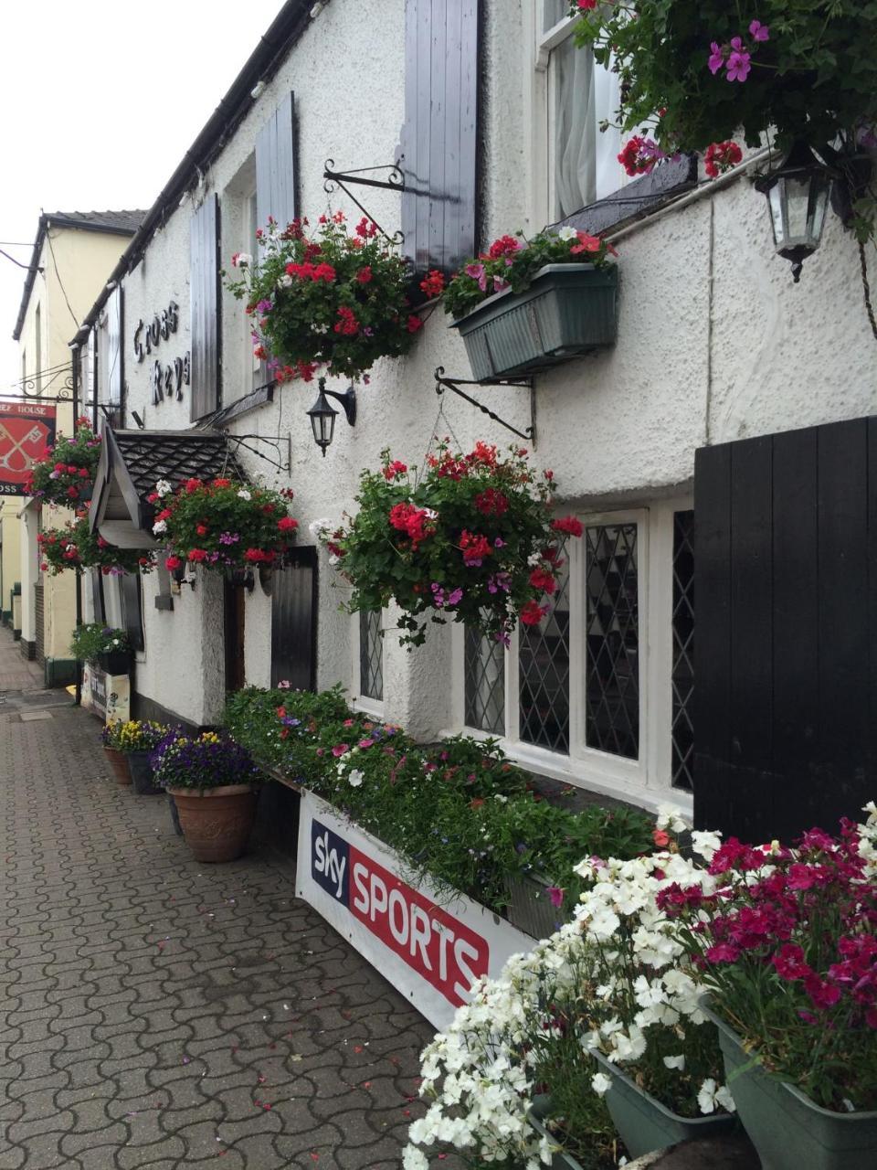 The Crosskeys Inn Usk Bagian luar foto